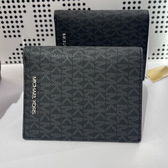 Michael Kors Jet Set Travel Passport Wallet
Black Signature/Silver-Tone Hardware - Picture 3 of 16